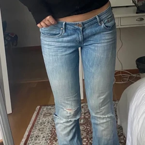 Jeans - !LÅNADE BILDER FRÅN FÖRRA TJEJEN! Säljer dessa snygga lågmidjade jeans med hål i pga för stora för mig❤️ passar för mig som är 172, från h&m