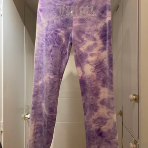 Juicy Couture byxor  - Ljus lila tyedye Juicy Couture byxor i väldigt bra skick. Storlek Large