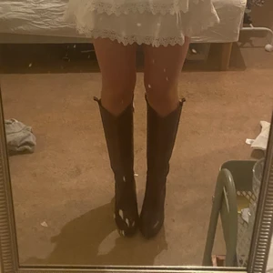 Trendiga cowboy boots - Supersnygga cowboyboots som passar svinsnyggt med en klänning eller kjol i sommar. Jättefint skick❤️⭐️