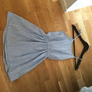 Hamilton klänning från Kapphal. Har använts men är i fint skick, vill man ha fler bilder på klänningen så löser jag det.🌸
