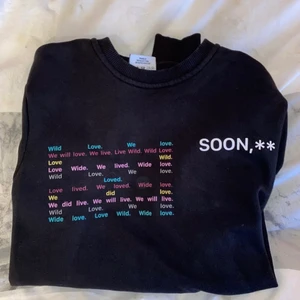 Marcus & Martinus tröja - Svart sweatshirt i storlek S. Från Marcus och Martinus kollektion SOON. Köpte den för två år sen ungefär från deras hemsida, har blivit använd ett fåtal gånger så den är som ny i skicket. Tröjan är i unisex så passar för både tjejer och killar :) Som ny kostade den 400kr när jag köpte den