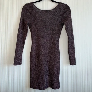 Rosa-/rödglittrig klänning. - Stil:bodycon. Endast använd ett fåtal gånger. Rygg till strax under skulderbladen