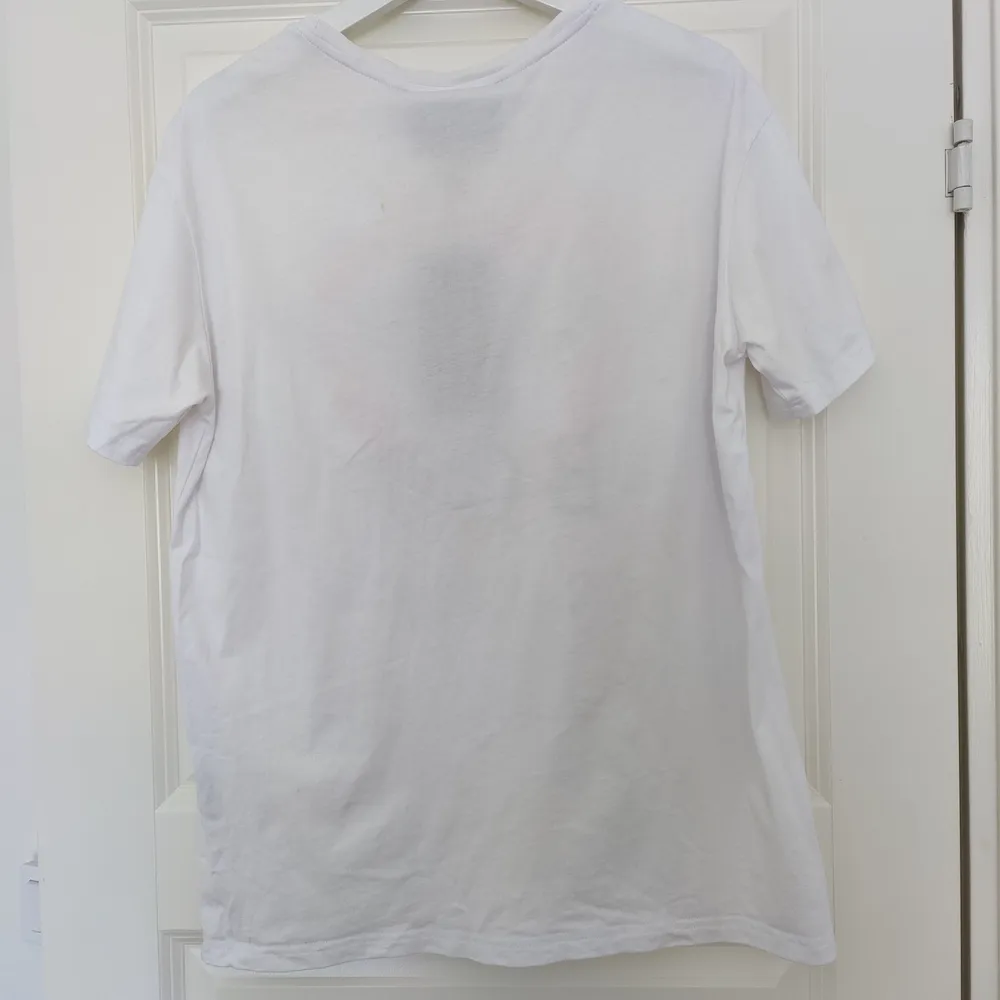 Vit T-shirt från BOY London i strl S. Bröstvidd: 53cm. Helt ny.  Den har gula märken som kanske går att tvätta bort. Kontakta för mer bilder.. T-shirts.