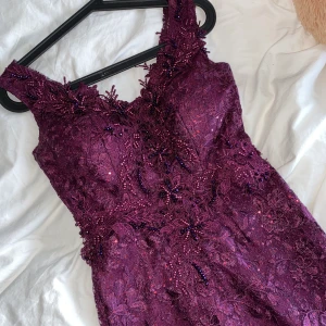 Lila festklänning / balklänning - Använd 1 gång i ett par timmar, klänningen är i fint skick. Passar mig som vanligtvis är en XS, jag är 165 cm och har klackar på bilden