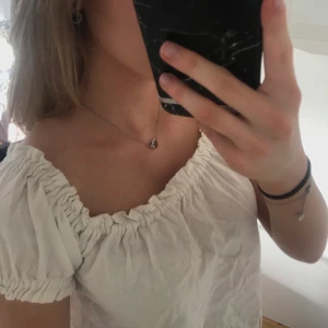 Topp - Super fin Topp från Vero Moda i ett slags linnematerial. Super fin till sommaren och våren och kan strykas vilket jag inte gjort på bilden. Inga defekter!! 130kr inklusive frakt💕💕