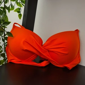 Bikiniöverdel, helt ny  - Bikini överdel, orange, aldrig använd, plombering kvar. 70 C/D