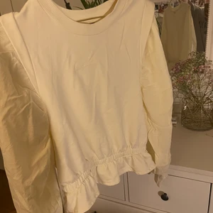 Tröja - Tröja med annat typ på ärenden och band i midjan från Gina i storleken S, 50kr + frakten man själv får stå för💓