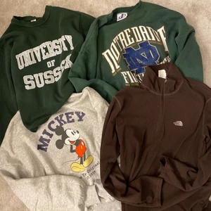 Collage tröja - Kikar intresse på några av min favorit collage tröjor!! Många köpa vintage, och ingen går att få tag på idag!! Skulle säga att alla är i en storlek L i passform, så sitter snyggt oversize på mig med XS/S  The north face flis: 400kr mickey mouse: 250kr grön university: 400! Andra gröna: 350kr eller köpa all för 1200kr istället för 1500kr !!! Alla dessa är köpta vintage å går inte att få tag i