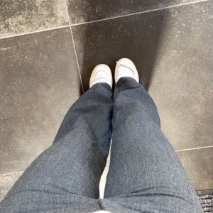 Kostymbyxor - Fina högmidjade kostymbyxor från Zara i storlek xs! Långa och raka. Perfekt längd för mig som är 164cm, men finns nästan 10cm extra ifall man vill sprätta. Skriv om du vill ha fler bilder!!! Köparen står för frakt💕