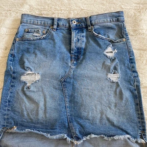 Jeanskjol - Jättefin jeanskjol med slitningar! Den är längre bak än fram! Storlek M