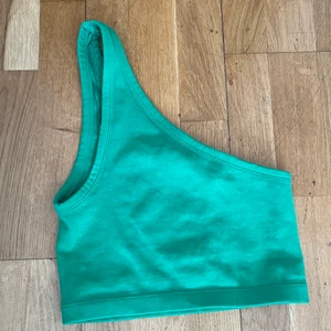 Grön snedskuren topp strl XS - En knappt använd grön snedskuren topp från zara. 🤍Köparen står för frakten 🤍