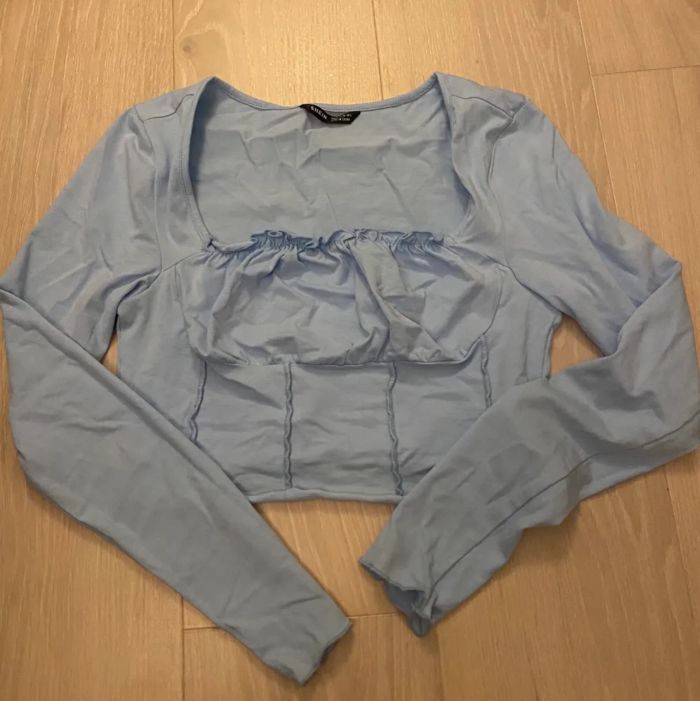 En superfin ljusblå tröja i storlek 38/M ifrån shein. Skulle dock även kunna säga att den passar S. Väldigt fin färg men har tyvärr aldrig kommit till användning💙. Toppar.