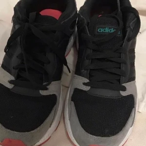 Adidas skor 37/5  - Jag säljer adidas skor. Dom kommer inte till användning lägre. Jag använd fåtal gånger. Dom är som nya. Och superfint sick. Frakt står köper för själv 