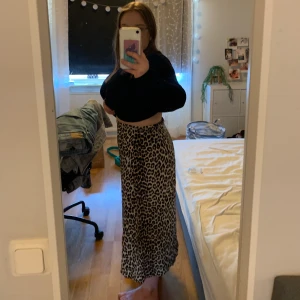 Kjol - Lån kjol från H&M med en slits. Supersnygg att ha på sig på sommaren. Storlek 42, men skulle säga mer S/M. Säljer för 150 + frakt ❤️