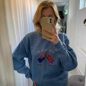 Blå sweatshirt, stor på mig, köpt på secondhand