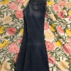 Lee jeans - blå bootcut jeans från lee! jag är 165 och de passar bra i längden på mig. köpare står för frakt!💋💗