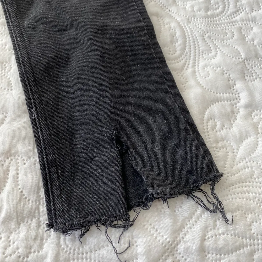 Svarta snygga jeans från HM med slit längst ner på framsidan! Rätt höga i midjan ☺️ passar storlek 34-36. Jeans & Byxor.