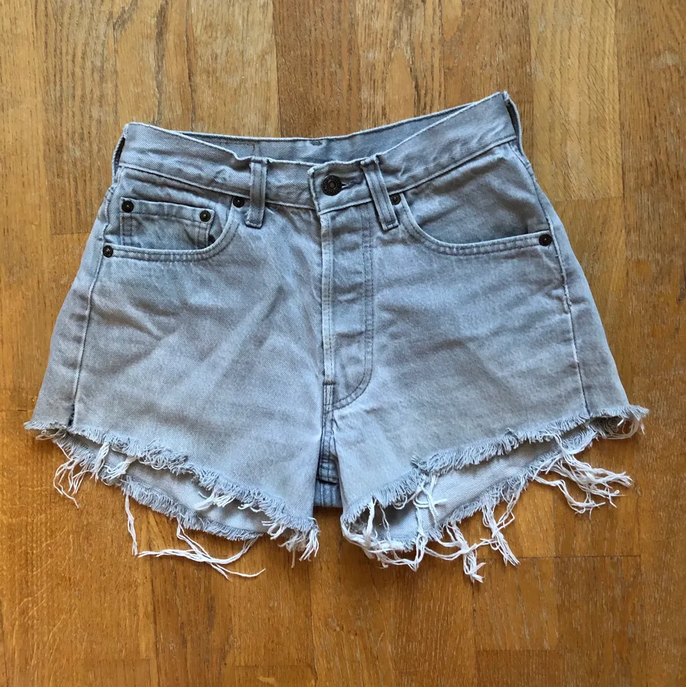 säljer mina shorts från levis, i modellen 501. storlek är 27 men de är något små i storleken! jättefin färg!! midjemått 70 & innerben 27. Shorts.