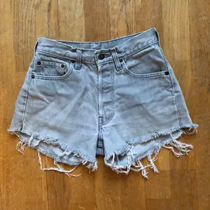 säljer mina shorts från levis, i modellen 501. storlek är 27 men de är något små i storleken! jättefin färg!! midjemått 70 & innerben 27