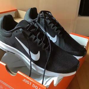 Nike-skor Downshifter 8 nya i svartvitt storlek 39 endast används en gång 