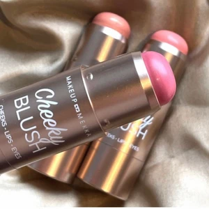 Stick blush 🌸 - Super fin stick blush i en peach ton🧡 Från makeupmekka. Endast testad en gång ! Orginalpris: 119kr.  Nyansen heter : squeeze the day. 