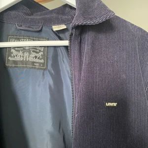 Mörkblå Levis jacka - Mörkblå vårjacka. Sparsamt använd. Skickar fler bilder vid intresse. Storlek S i herrstorlek