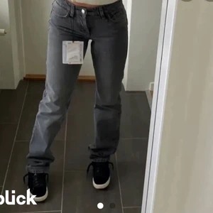 Zara jeans - Intressekoll på  mina zara jeans som tyvärr har blivit för små (2första bilder är lånade sista bilden är min)😇. Köparen står för frakten!