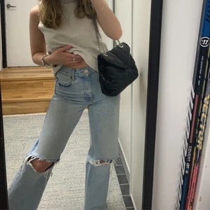 Straight loose jeans - (ANDRA BILDEN LÅNAD HÄR FRÅN PLICK!).       Snygga jeans från zara som ej tillverkas längre, ”90’S straight leg jeans”. Jag har klippt av de så de passar mig som är 155 cm kanske passar någon upp till 158 som Max innan de blir för korta?!? Storlek 36 för en loose look men passar mig som brukar va 32/34 och 24/25 i waist och 28-30 i length när det kommer till jeans!🤍🧸💕