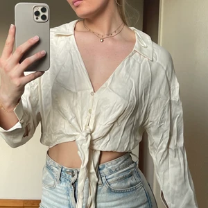 Zara topp - Topp från Zara med knyte framtill🤍 på bilderna är tröjan helt ostruken så det ska man såklart fixa haha! Helt oanvänd 🤍