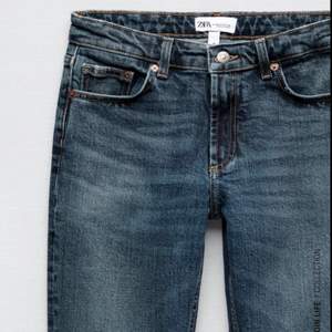 Säljer dessa jätte fina bootcut low waist jeans från zara , dem är använda men ändå i jätte fint skick förutom att dem är lite slitna där nere vid fötterna kan skika egna bilder 