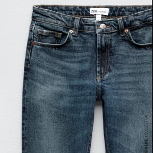 Lågmidjade bootcut jeans  - Säljer dessa jätte fina bootcut low waist jeans från zara , dem är använda men ändå i jätte fint skick förutom att dem är lite slitna där nere vid fötterna kan skika egna bilder 