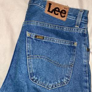 Skit snygga jeans från Lee som jag fick av morfar som han haft förr, säljer pga har ett par likadana🥰 Sitter skit bra!