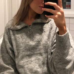 Mjuk trendig tröja - Mjuk och varm. Ljusgrå färg. 