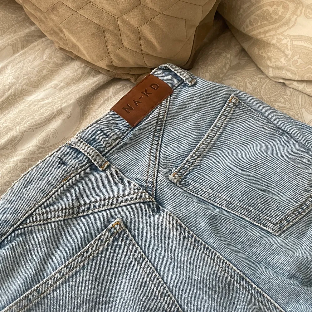 NA-KD mid waist straight jeans. Köpt för 1-2 år sen så finns inte kvar på hemsidan längre. Inte använda särskilt mycket. Säljer pga har liknande . Jeans & Byxor.