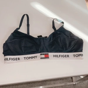 TH BH - Tommy Hilfiger bh i marinblå i storlek S, aldrig använd 