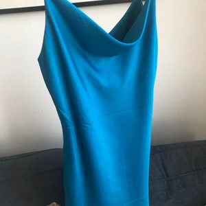 Blå klänning  - Jättefin blå klänning från Gina tricot! 💙 säljer för att jag inte använder den! Den har drapering fram till och en djupare rygg, storlek 40, men skulle säga snarare en 38🤍 köpt för 399 i vintras eftersom tanken var att jag skulle ha den på nyår, men blev aldrig av. säljer för 150kr, pris kan alltid diskuteras!