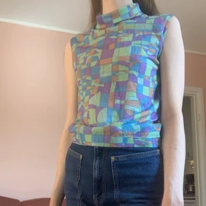 Vintage mönstrad topp med polokrage - Vintage topp med polokrage, vet ej årtal men 60-90-tal? Ca strl S-M, stretchig! 🎨