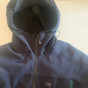 Arcteryx - Arcteryx softshell. Kan mötas och skickas! För några frågor är de bara att höra av sig 🥷🥷 Passar M/L. Tar emot bud 