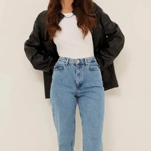 Pu-jacka läder - Oversized overshirt i fake läder perfekt till våren. Från NAKD i storlek 34