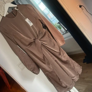 Klänning NLY trend  - Oanvänd klänning med slits vid båda benen, storlek 36