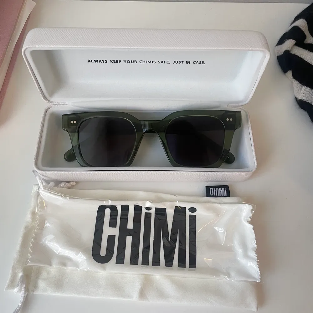 Sparsamt använda solglasögon från chimi i modellen #004 och färgen Kiwi. Nypris 1000kr. Accessoarer.