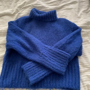 Other stories stickad tröja - Underbar stickad tröja från other stories! Färgen är helt otrolig😍 strl 34 och sådär prelat i längden!! Använd två gånger nu i vintras men har tyvärr mest legat i garderoben:// inga skavanker från vad jag kan se! Köpt för 790! 💜