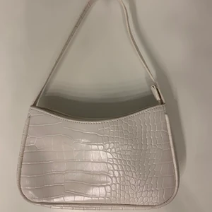 Vit axelremsväska  - Säljer denna skitsnygga vita axelremsväskan som passar till allt🤍