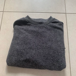 Zara sweatshirt strl s - Grå sweatshirt från zara, knappt använd