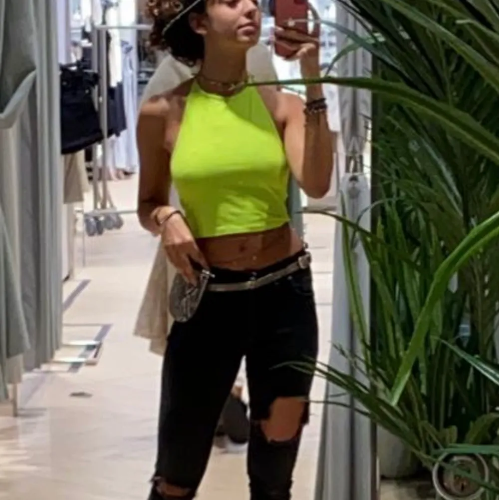 Color is yellow neon?đ
Fits S-Xs. From h&m. New 100% and worn only one time. Price can be discussed of course!â€ïž. Paidat.