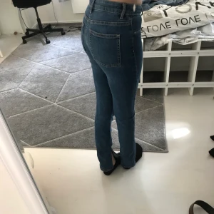 Säljer mina jeans  -  Säljer mina bout cout Jeans på grund av att de har blivit förkorta jag är själv 1,62 just nu jag var 1,59 när jag köpte dom har inte använt på ett tag de är stretchiga skriv om ni är intresserade pris kan diskuteras
