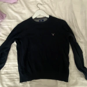 Gant tröja - Nästan oanvänd stickad gang tröja köpt från kidsbrandstore. Den är mörkblå och passar ca xs-m beroende på hur löst man vill att den sitter. 