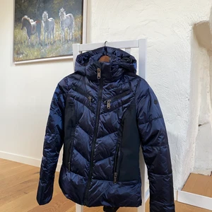 skidjacka från Goldbergh  - en superfin skidjacka från goldbergh! kan även användas som en vanlig dunjacka om de önskas🤩nästintill oanvänd! frakt ingår inte