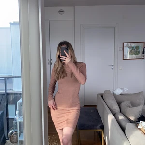 Glittrig långärmad klänning - Superfin rosa/beige klänning med låg rygg står xs men sitter såhär på mig som brukar va S 170cm lång är jag