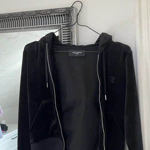 Juicy couture - Svart juicy kofta som aldrig blivit använd. Nyskick, och nypris för 1100kr säljer för 900 +frakt. Storlek S❤️‍🔥
